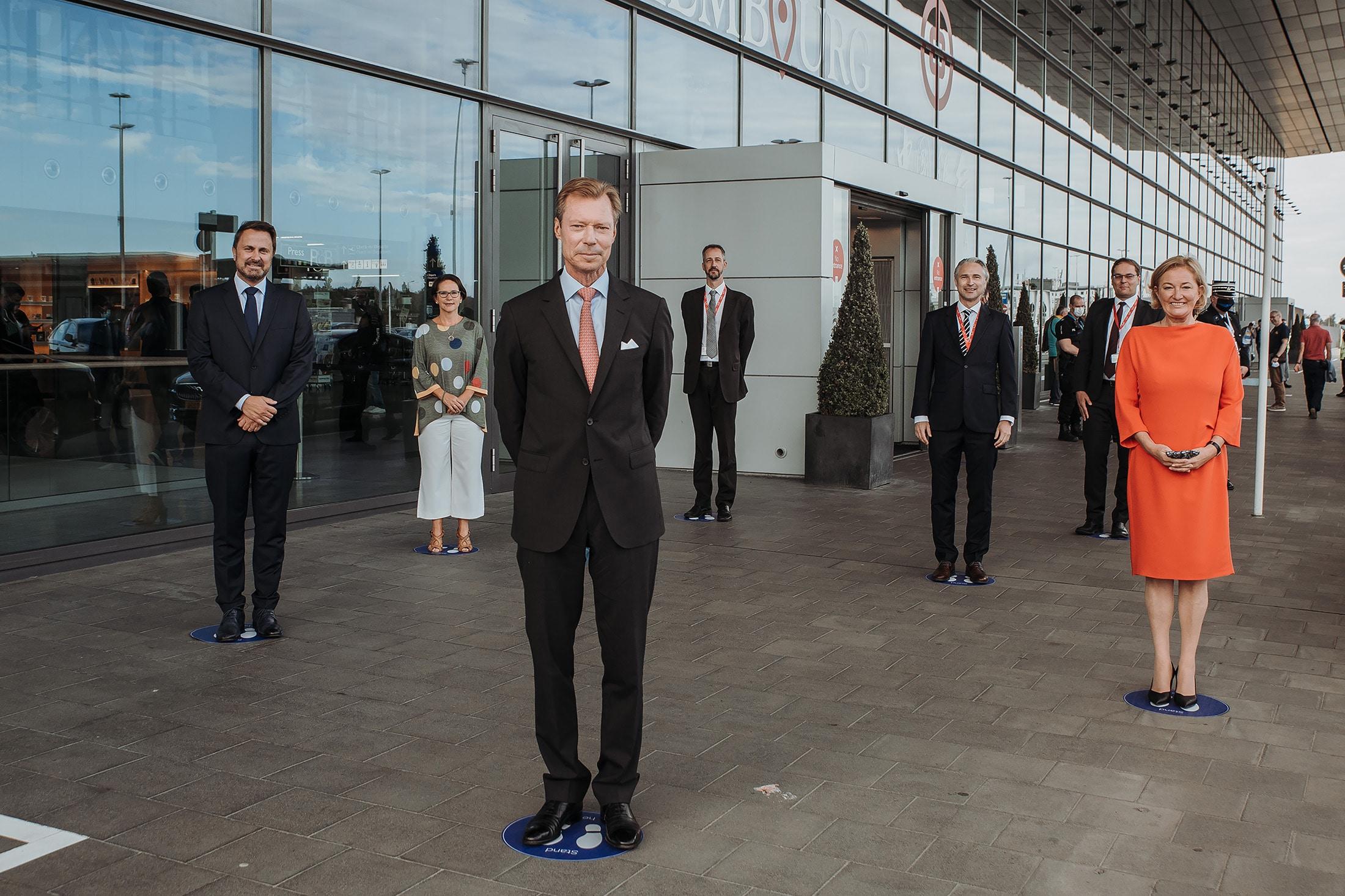 Son Altesse Royale, Le Grand-Duc Henri De Luxembourg A Visité Avec Xavier Bettel Et Paulette Lenert La Station D'essai Covid-19 À Lux-Airport.© Cour Grand-Ducale / Kary Barthelmey