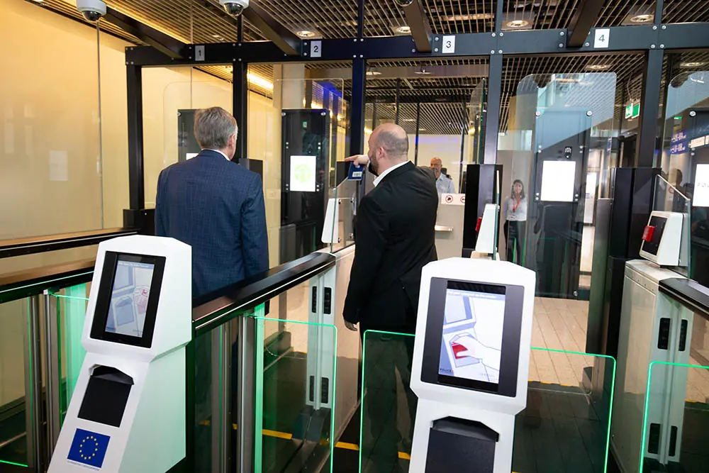 Minister Francois Bausch And Deputy Prime Minister Etienne Schneider Test The New Abc-Gates At Luxembourg Airport. 580726 Opening Abc Gates Luxairport V04