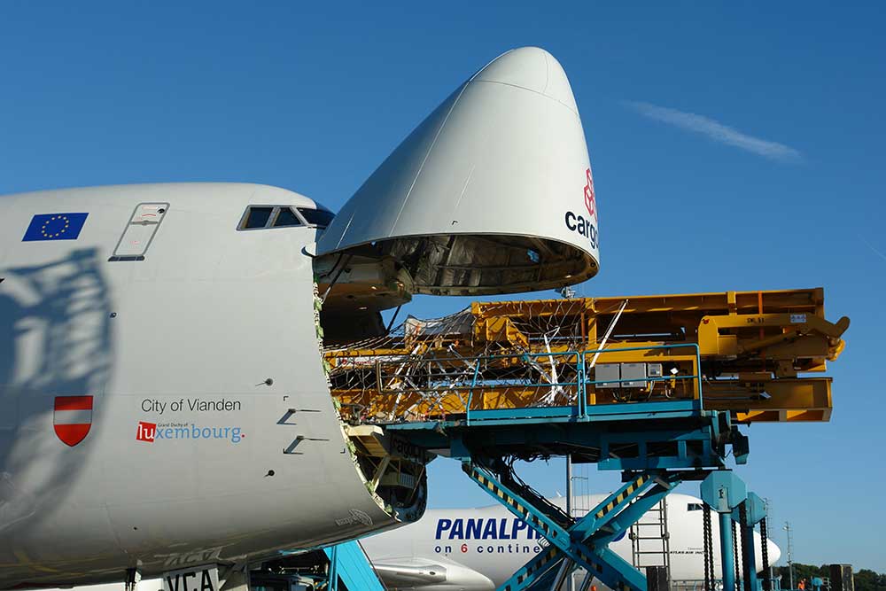 747 Nose Door Loading 1