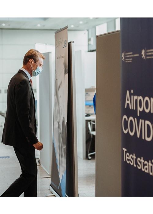Seine Königliche Hoheit, Der Großherzog, Besuchte Die Covid-19-Teststation Am Flughafen Luxemburg